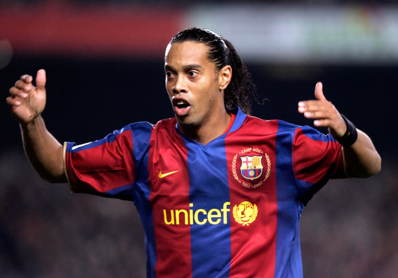 Ronaldinho, ex astro del Barcelona, está en quiebra y ¿desaparecido?