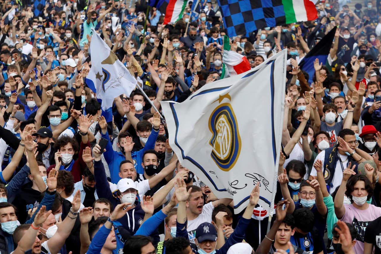Así celebran fanáticos del Inter el 'Scudetto' en Milan | El equipo 'nerazzurri' obtuvo su decimonoveno título liguero en la historia del club y fanáticos celebran en la plaza Duomo.