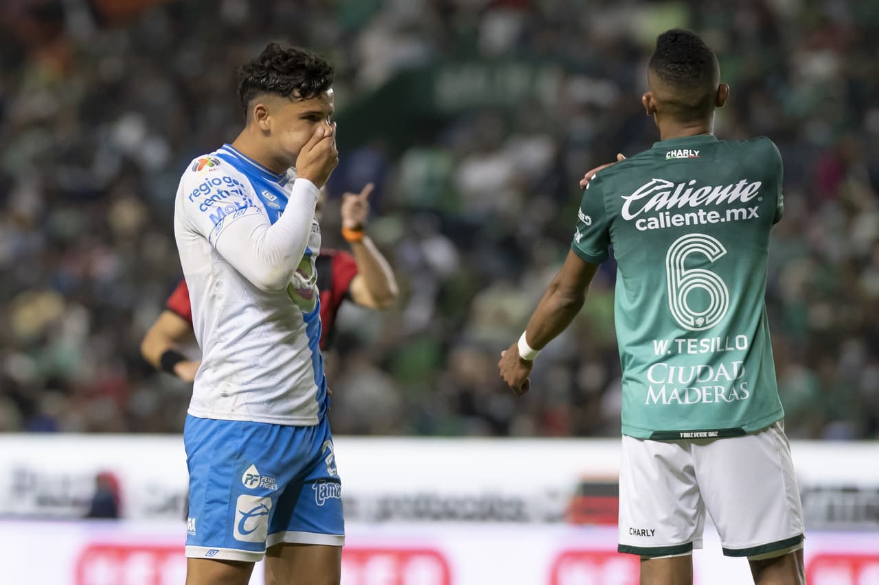 Reyes cometió la mano que derivó en un penal y a la postre el segundo tanto de Mena.