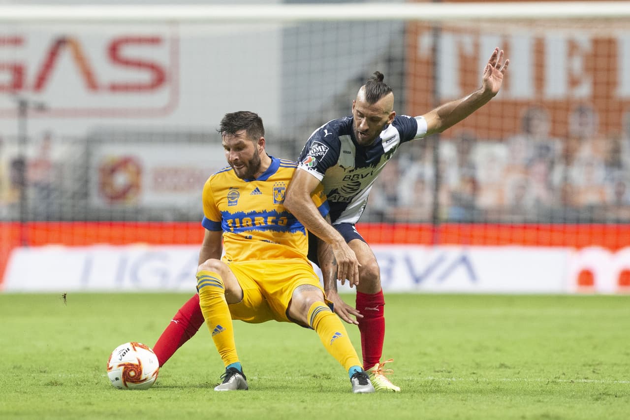 Gignac defendiendo posesión del balón