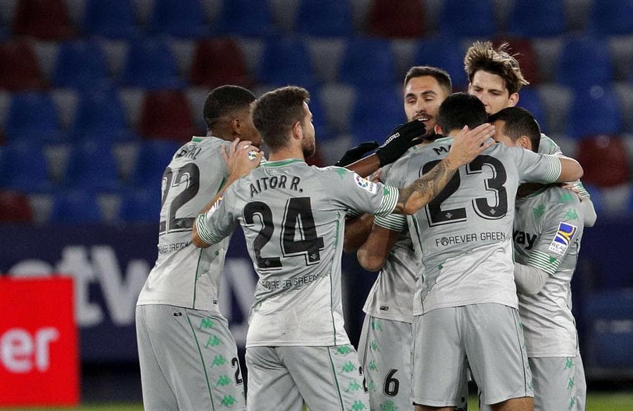 Levante se impone 4-3 ante el Real Betis en un intenso partido, donde los mexicanos Andrés Guardado y Diego Lainez tuvieron minutos en el campo. Los goles por parte de los 'granotas' corrieron a cargo de Oscar Duarte, doblete de Morales Nogales, Roger Martí y Roberto Suárez. Aissa Mandi y Sergio Canales descontaron para el Betis.