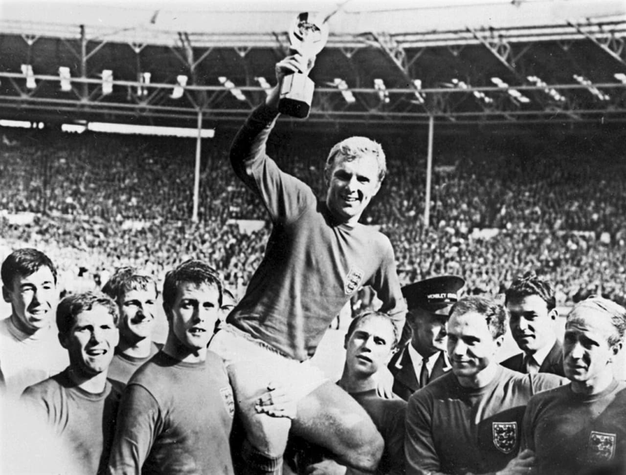 El caso más recordado a nivel mundial fue el de la final entre Inglaterra y Alemania en el Mundial de 1966, en el que el primero era anfitrión. Una anotación del equipo local, en un balón que nunca entró, fue validada como el tanto que en tiempo de adición le daba la ventaja 3-2 a los ingleses. El partido quedó 4-2, lo que significó la coronación con un tanto ilegítimo.