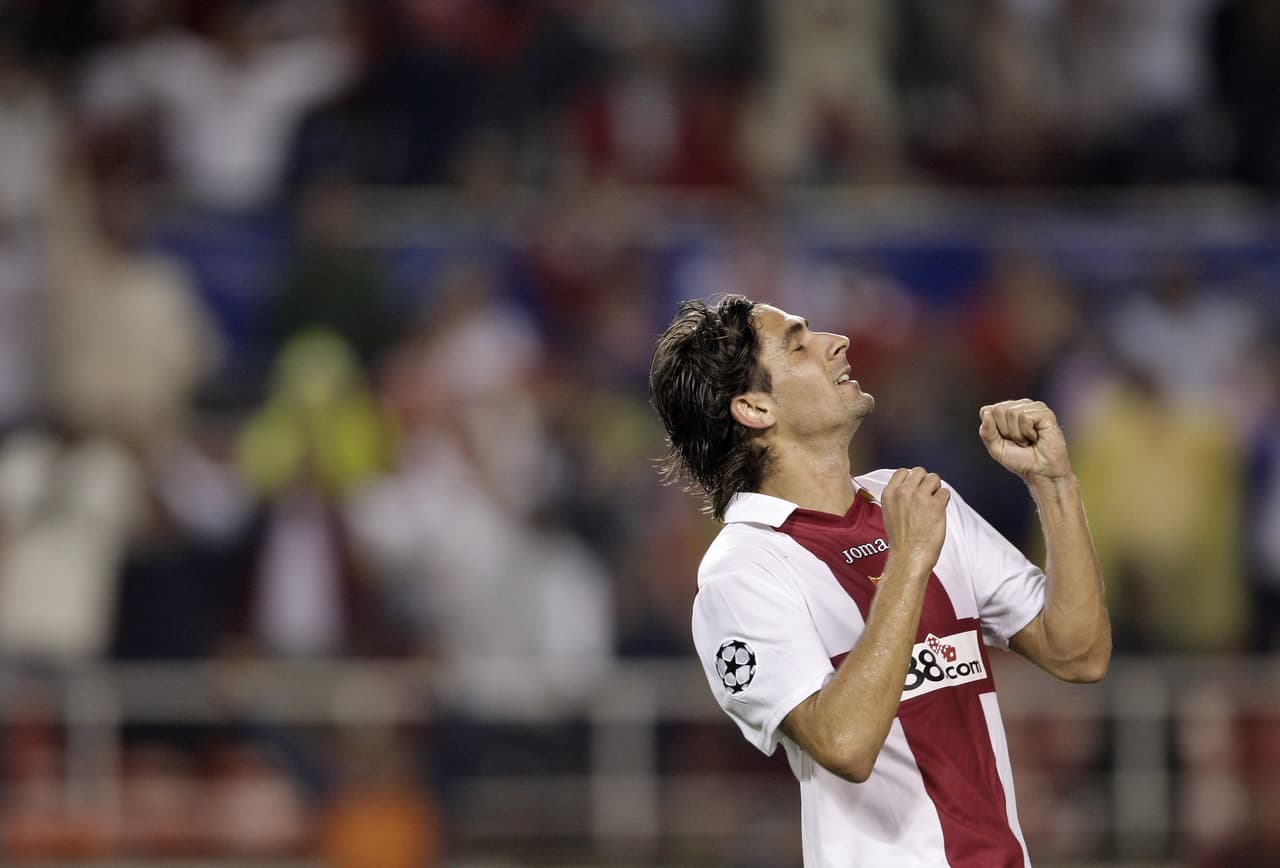 Y de la serie 'el perro no siempre es el mejor amigo', el francés Julien Escudé recayó en una lesión del tendón de Aquiles mientras paseaba a su mascota luego de un jalonazo del can, hecho que frustró su traspaso del Sevilla al Manchester United.