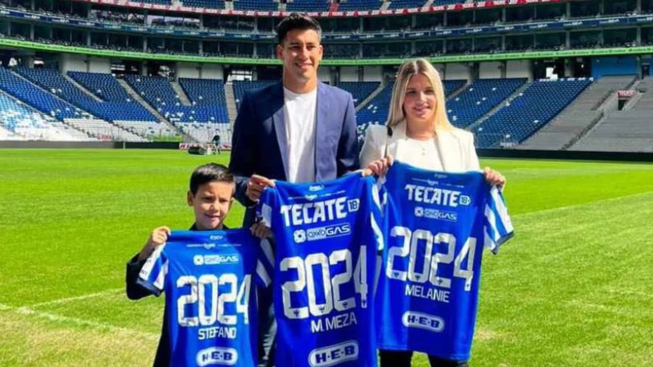 Maximiliano Meza posó junto a su familia en la renovación de contrato con Rayados de Monterrey.