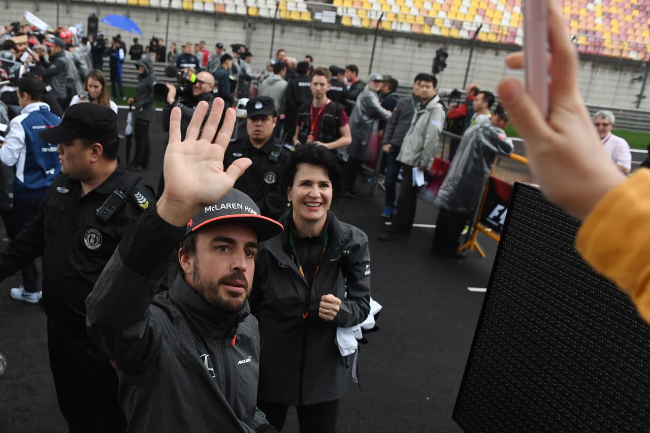 Pese a su manifiesto descontento y a los rumores de que podría no acabar la temporada con McLaren-Honda, el piloto español Fernando Alonso dijo que es en las pistas donde quiere estar y que no se siente deprimido. "Prefiero estar aquí que estar en el supermercado de mi ciudad", respondió el piloto a un periodista que le cuestionó sobre si considera una pérdida de tiempo estar compitiendo con un coche con tan poco nivel.