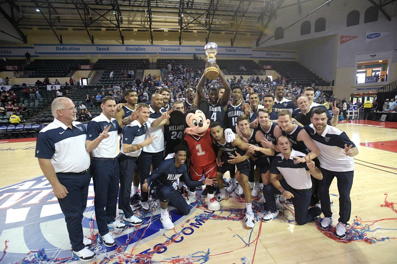 Mickey acompañando a los campeones de la NCAA de 2018.