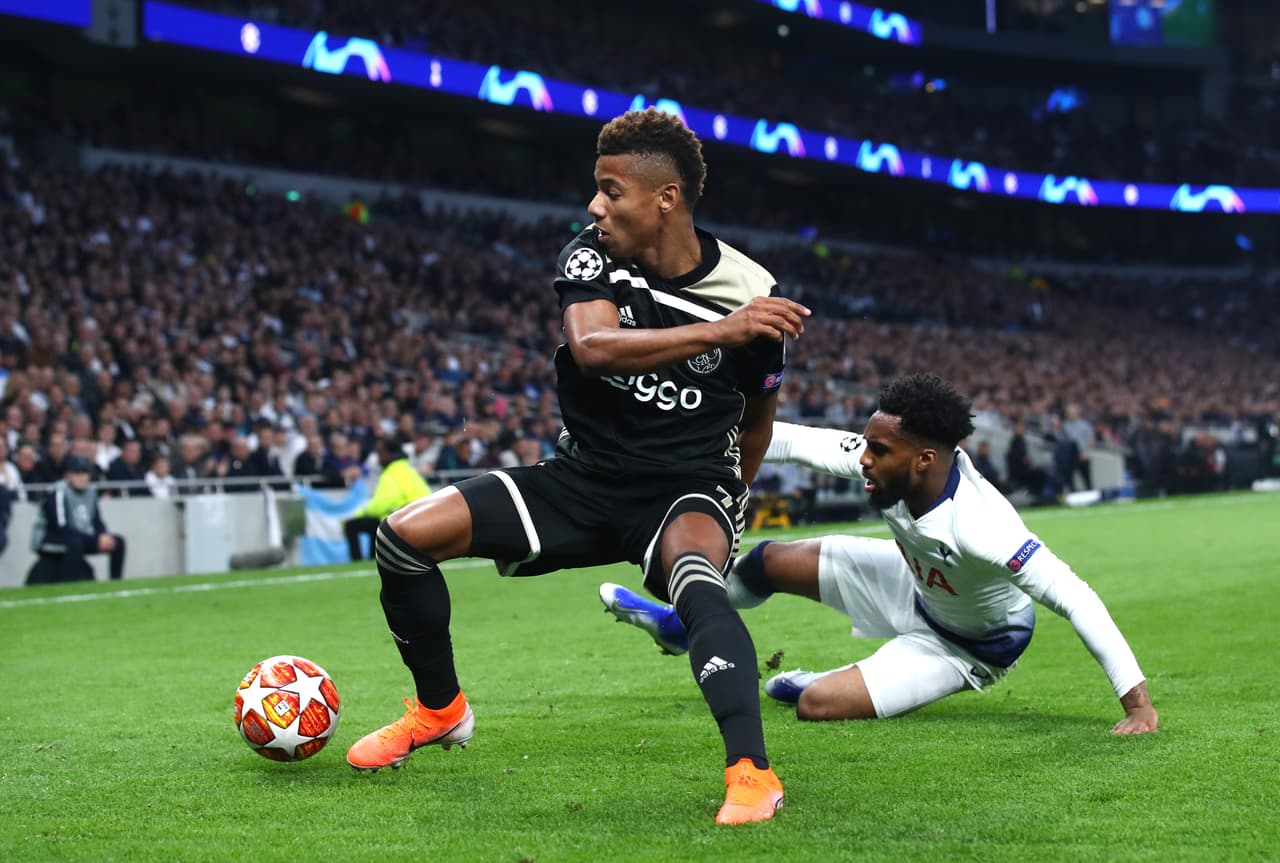 El brasileño David Neres, figura con Ajax en el título en Países Bajos y en su temporada en Champions League, está en la mira del Everton en Premier League. Piden 45 millones de euros por su fichaje, unos 50 millones de dólares.