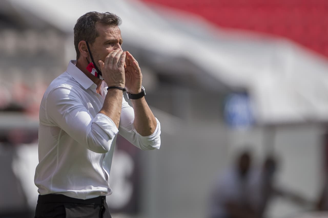 Los rojinegros reventaban todos los balones que amenazaban su arco.