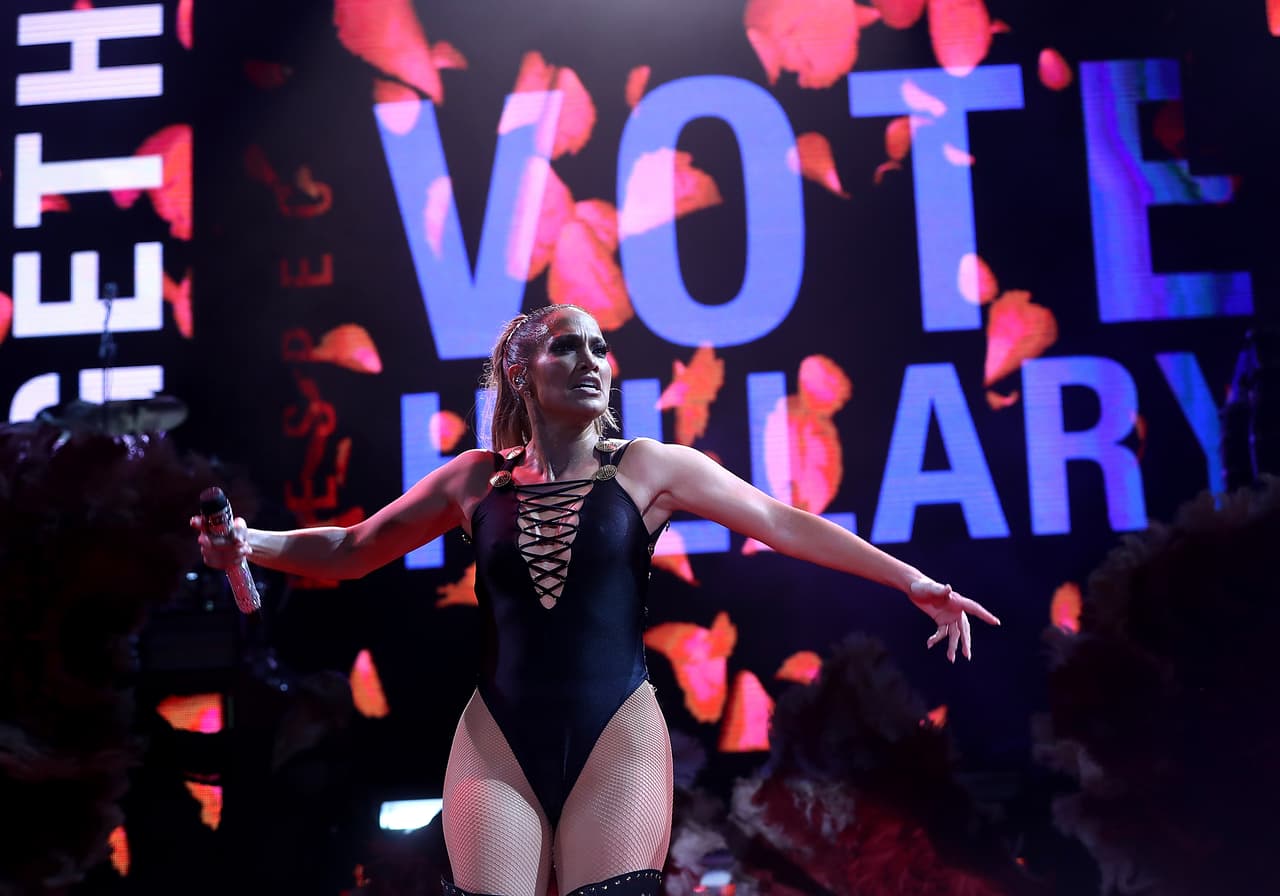 Jennifer López es una ferviente fanática de los New York Yankees. Esta actriz y cantante, que además ha estado presente como artista en otros eventos deportivos, brilla entre los seguidores delequipo neoyorquino en la MLB con su belleza latina y sensualidad.