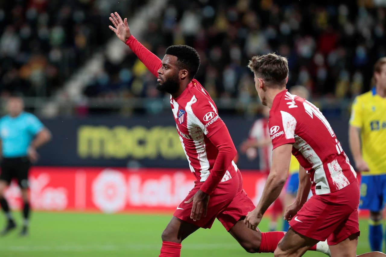 Atletico de Madrid golea a Cádiz 4-1 con anotaciones de Lemar, Griezmann, Correa y Cunha durante la décima Jornada de La Liga. Los Colchoneros son segundo lugar de la tabla.