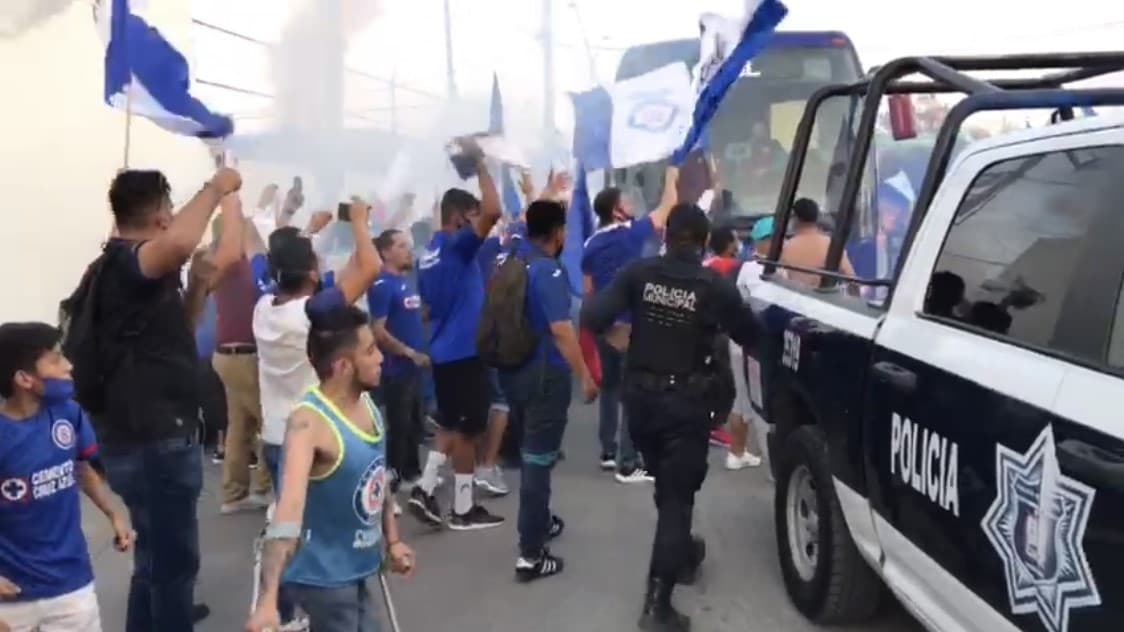 Cruz Azul llega a Torreón para disputar la final de ida del futbol mexicano y sus aficionados salen de sus casas para darles una cálida bienvenida.