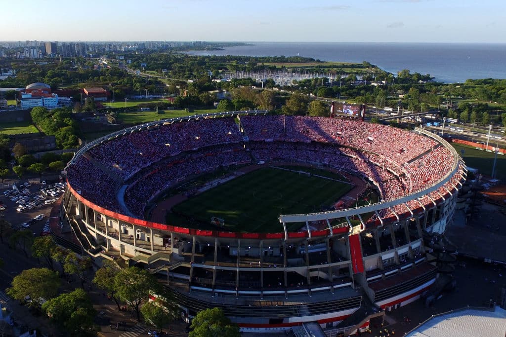 Si no se procede con la máxima sanción contra River Plate, la primera opción es jugar el partido definitivo en el Estadio Monumental con público antes del 12 de diciembre.