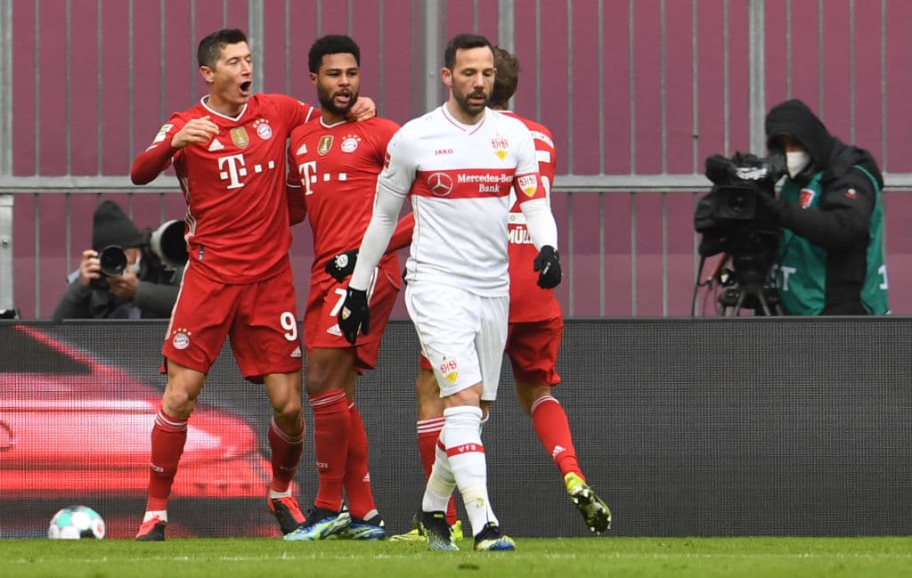 Lewandowski (17’, 23’, 39’) y Gnabry (22’) marcaron para el abultado marcador en el Alianz Arena. Bayern confirmó su liderato y llegó a 61 unidades; Stuttgart se quedó en 36.