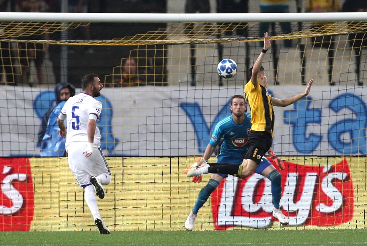 A los 47 minutos, ya en el segundo tiempo, que fue cuando se generaron más sucesos dentro del partido, ocurre esta jugada en el área del Vidi, un empujón por la espada de un jugador local.