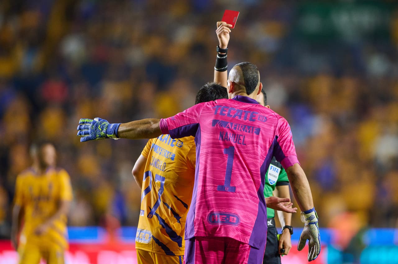 Guzmán se fue expulsado al final del encuentro.