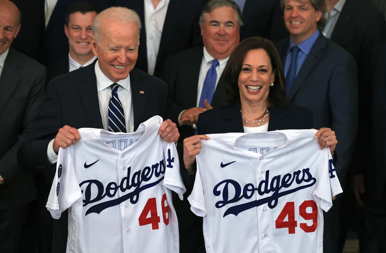 Con los mexicanos Víctor González y Julio Urías, los LA Dodgers visitaron al presidente de los Estados Unidos de América en la Casa Blanca luego de haber sido campeones en la temporada 2020 de la Major League Baseball.