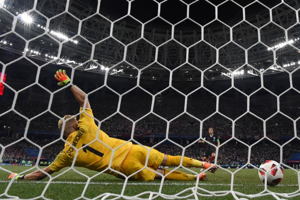 Inclusive Modric tuvo oportunidad de cobrar revancha tras el yerro del segundo tiempo extra al anotar desde los 11 pasos en la serie de penaltis, y Shcmeichel se quedó cerca, como se puede ver.