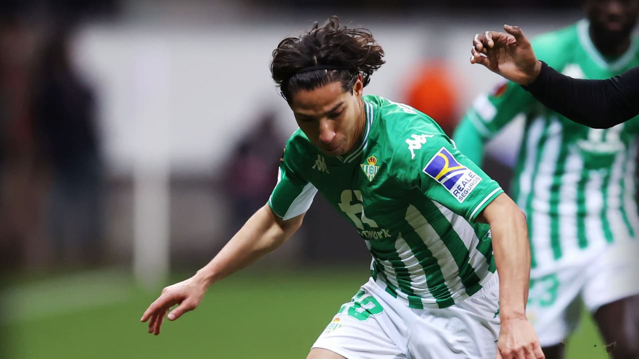 Betis renueva a Diego Lainez y lo cede al Sporting Braga