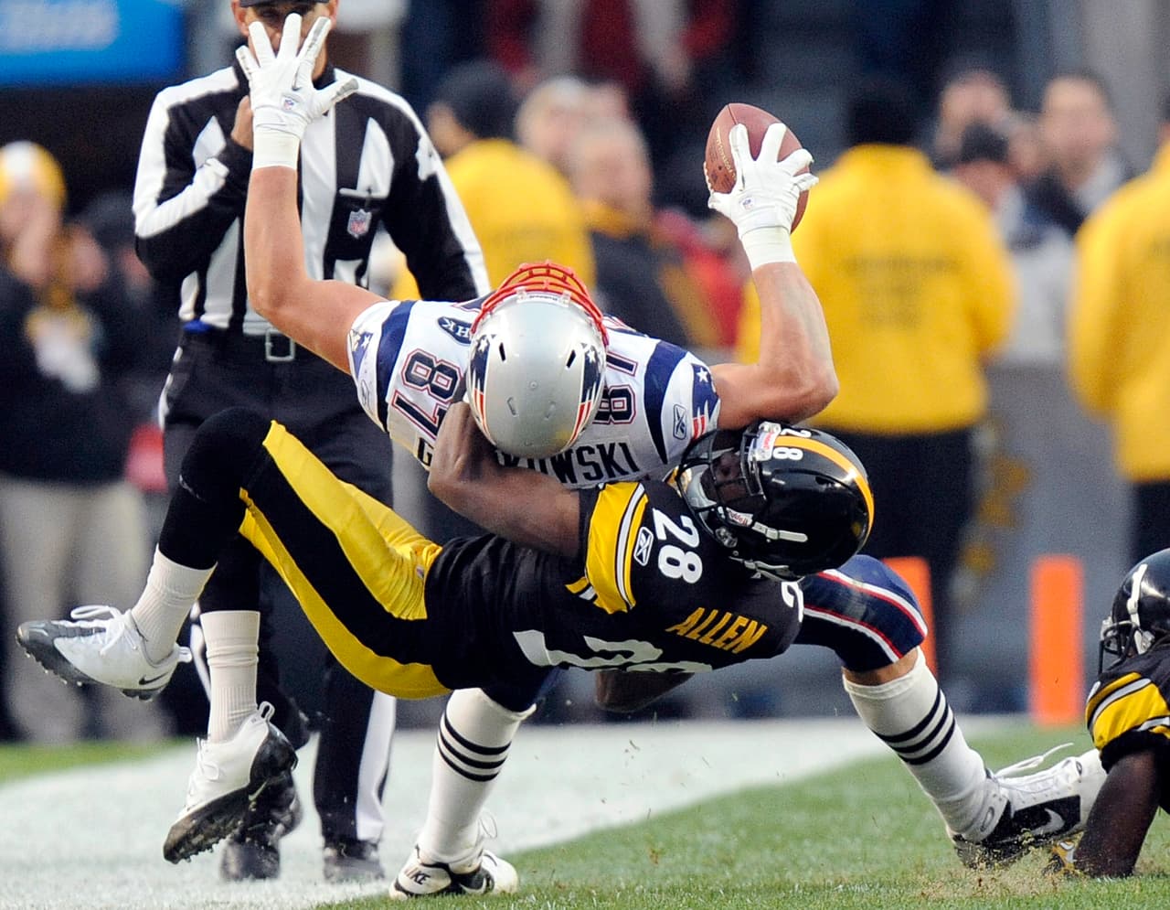 <b>Año 2013 </b>
<ol>
<li class="MsoNormal" style="color:black;mso-list:l0 level1 lfo1;tab-stops:list 36.0pt;
vertical-align:baseline;box-sizing: inherit;outline: 0px;background-position:
initial initial;background-repeat:initial initial">Se vuelve a fracturar el antebrazo (13/01, requiere 3 cirugías más)</li>
<li class="MsoNormal" style="color:black;mso-list:l0 level1 lfo1;tab-stops:list 36.0pt;
vertical-align:baseline;box-sizing: inherit;outline: 0px;background-position:
initial initial;background-repeat:initial initial">Fractura de vértebra de la espalda (17/05, pierde los primeros 7 partidos de la temporada)</li>
<li class="MsoNormal" style="color:black;mso-list:l0 level1 lfo1;tab-stops:list 36.0pt;
vertical-align:baseline;box-sizing: inherit;outline: 0px;background-position:
initial initial;background-repeat:initial initial">Conmoción cerebral, desgarro del ligamento cruzado y el ligamento medial (08/12, pierde el resto de la temporada)</li>
</ol>