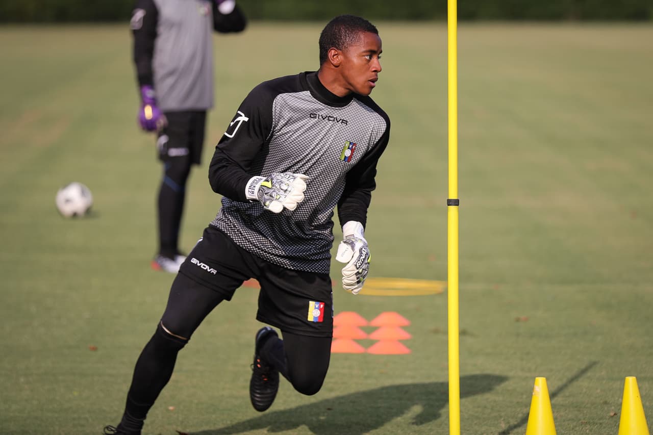 La Selección de Venezuela cerró su preparación de cara al duelo que sostendrá este miércoles en Mercedes-Benz Stadium en Atlanta ante México, en choque que le sirve de preparación a ambas selecciones para la Copa América y Copa Oro respectivamente. La 'Vinotinto' acude a este cotejo con sus grandes figuras como Salomón Rondón, Josef Martínez, Roberto Rosales y Tomás Rincón, bajo la guía del técnico Rafael Dudamel.