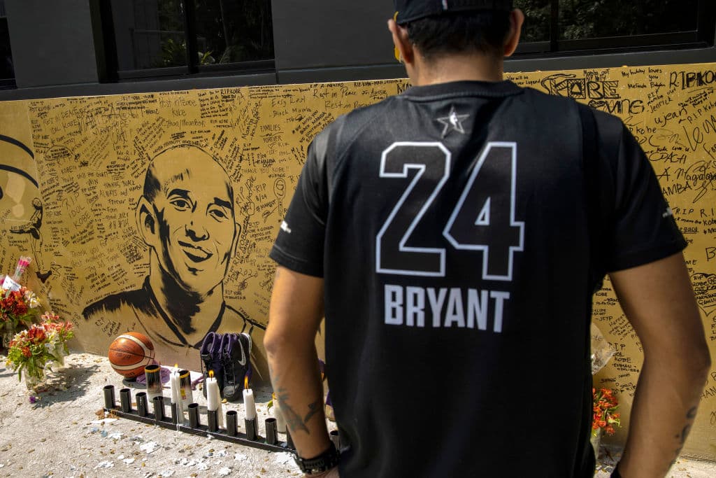 Artistas urbanos crearon una pintura gigante, en una cancha de básquetbol, con la figura de Kobe y su hija Gianna Bryant. Black Mamba era un ídolo en Filipinas.
