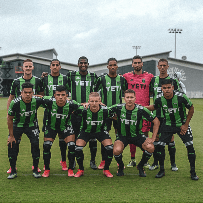 Uniformes de LAFC tienen un toque retro; el primero es todo negro