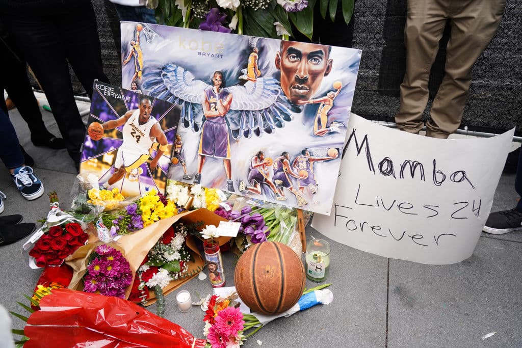 Aficionados se acercaron al Staples Center, entre lagrimas e indredulidad para dejar flores por la muerte de Kobe Bryant.