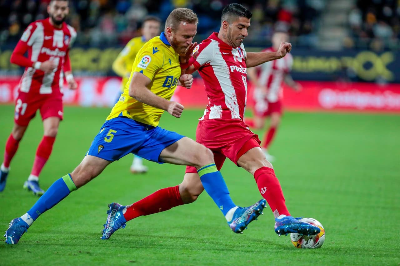 Atletico de Madrid golea a Cádiz 4-1 con anotaciones de Lemar, Griezmann, Correa y Cunha durante la décima Jornada de La Liga. Los Colchoneros son segundo lugar de la tabla.