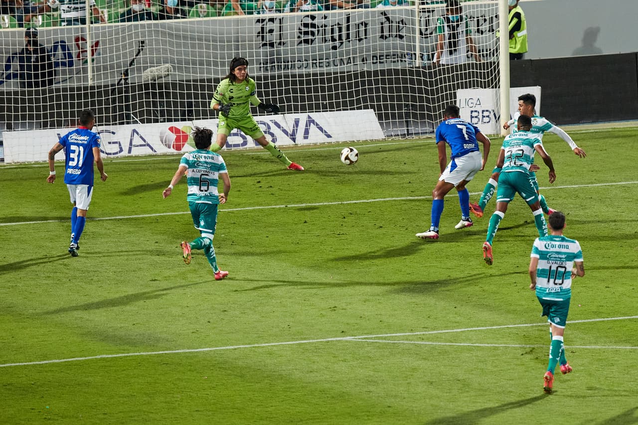 Luis Romo se encarga de darle la ventaja a Cruz Azul luego de vencer 0-1 a Santos en el Estadio Corona.