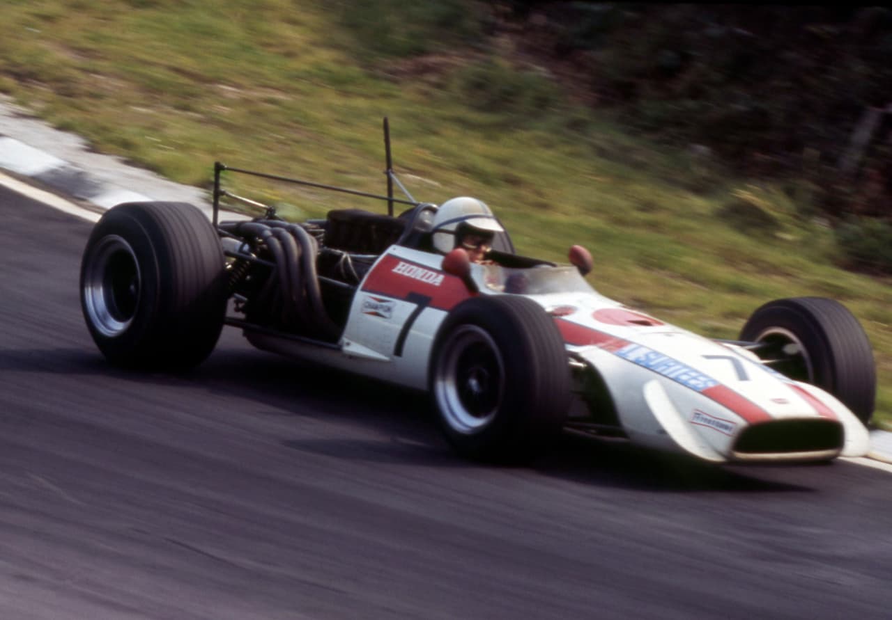 El expiloto de automovilismo y motociclismo, John Surtees, fue la primer persona ha sido el único en la historia en convertirse en campeón mundial de Fórmula 1 y de motociclismo.