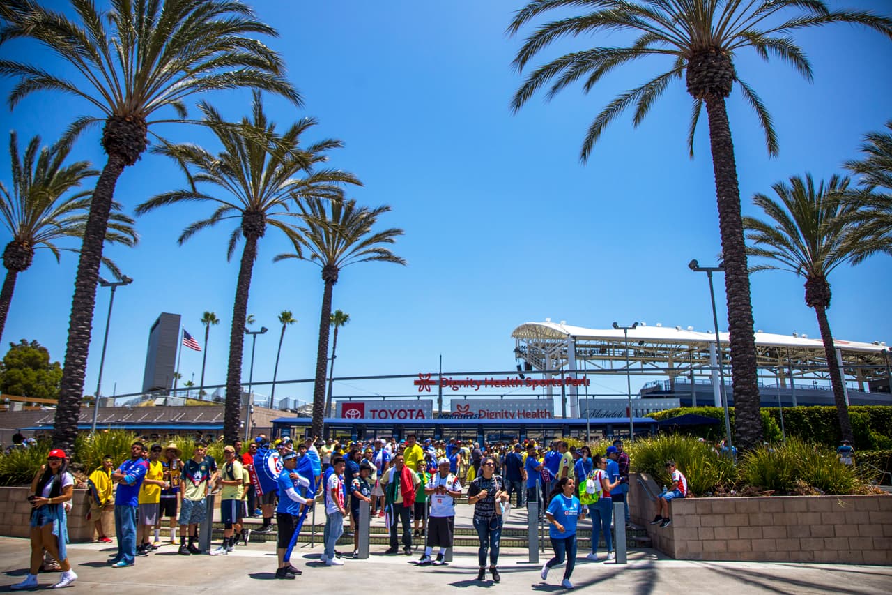 Así se vivió el color previo al partido de Campeón de Campeones de la Liga MX entre los Tigres de la UANL y las Águilas del América en Dignity Healt Sports Park, en Carson, California. Los dos más recientes monarcas del balompié mexicano se veían cara a cara para dirimir un trofeo que sus aficionados querían en las vitrinas de su club.