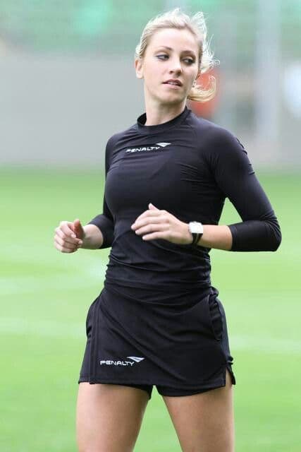 La silbante se lleva los reflectores y los suspiros en los estadios de fútbol del fútbol brasileño.