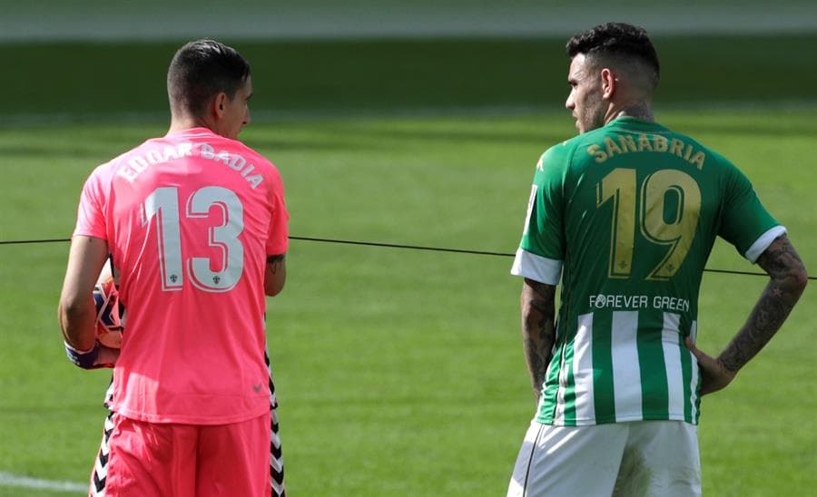 Real Betis se queda con la victoria ante el Elche. Antonio Sanabria abrió el marcador al minuto siete, seguido de su compañero Cristian Tello, quien hace doblete para poner 3-0 a su equipo. Es hasta el minuto 60 que José Antonio Ferrández pone el único tanto para el Elche en la octava jornada de LaLiga.