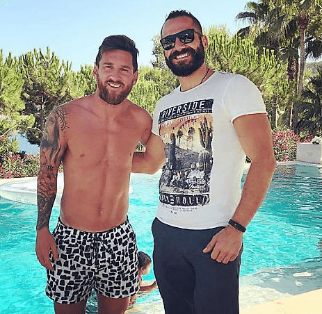 Verano caluroso, tiempo libre, amigos y una alberca. Perfecta combinación para que Lionel Messi aproveche todos esos elementos para tener un rato agradable,