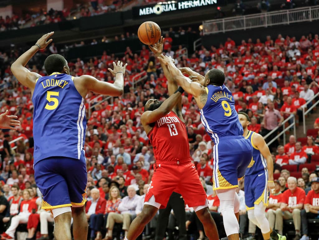 A pesar de la buena cosecha de puntos, no fue una noche sencilla para Harden, pues a sabiendas de su capacidad como tirador letal desde larga distancia, el marcaje fue estrecho, como se puede apreciar aquí.