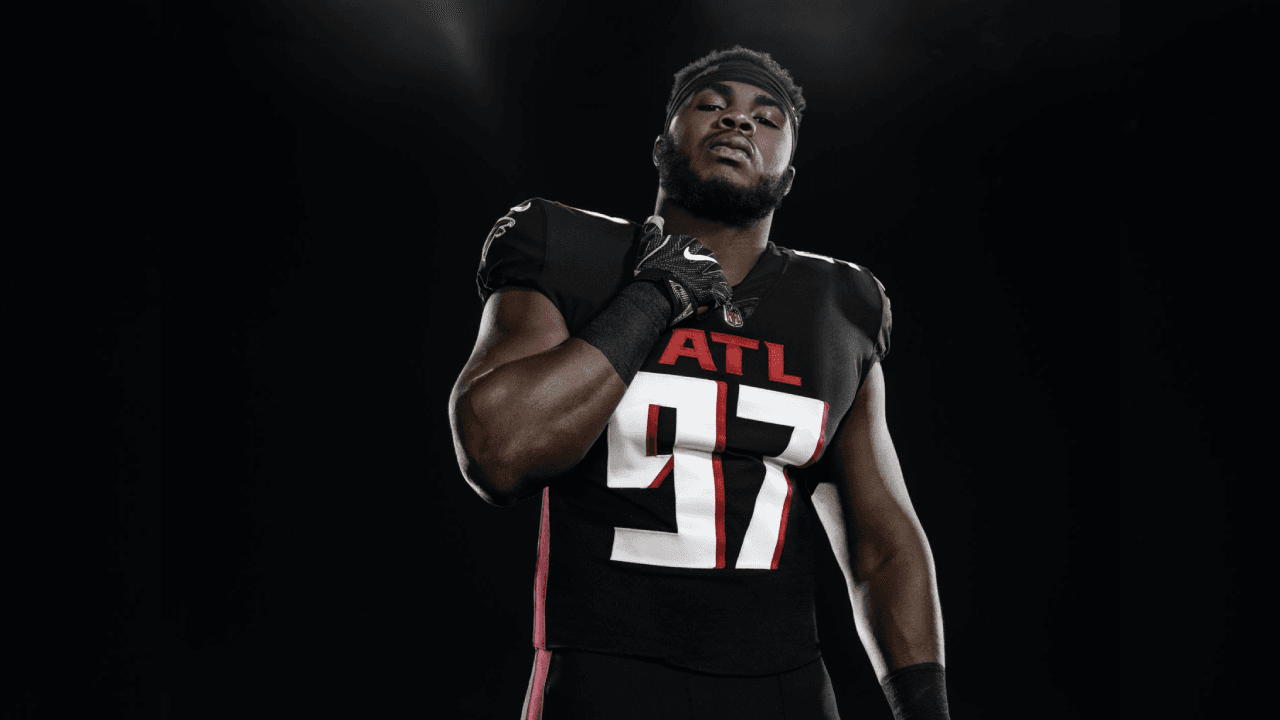 ¡Los Falcons presentan su nueva indumentaria! Con una gran variación en sus uniformes donde se eliminaron líneas en los hombros ahora predominan las tonalidades a un solo color. Así se prepara el equipo de Matt Ryan en la búsqueda de instalarse en otro Super Bowl.