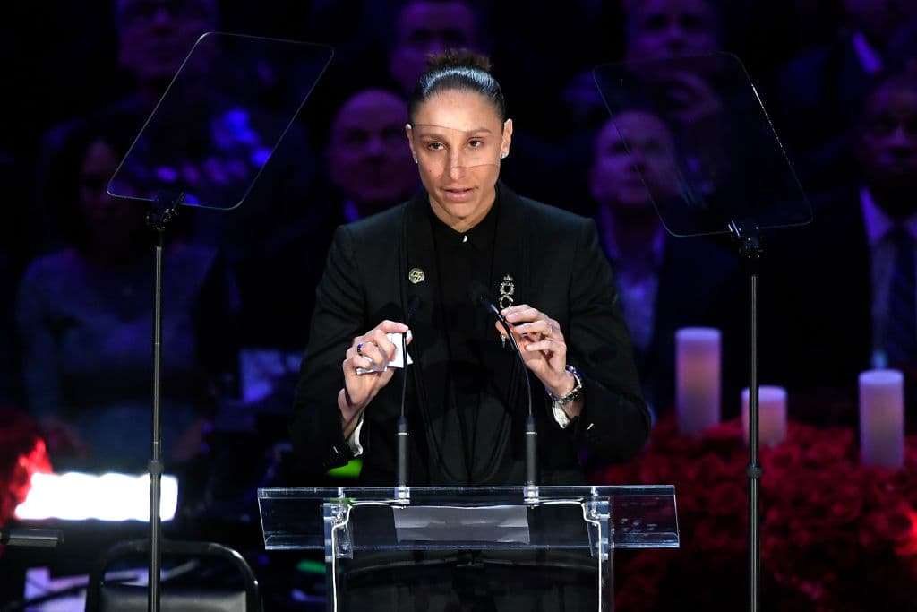 Así se vivió la ceremonia 'Celebrando la Vida' para Kobe Bryant y para su hija Gigi Bryant. Celebridades, atletas, fanáticos y mucho talento se dieron cita en el Staples Center para despedir a una leyenda del basketball y a su pequeña.