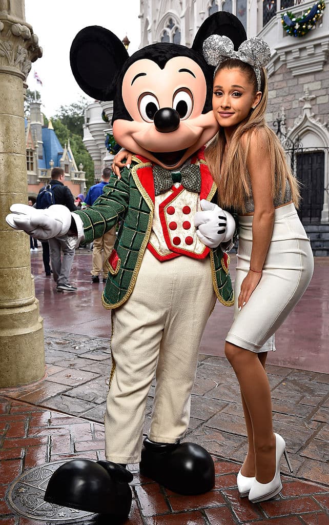 Al parecer, Mickey Mouse se adapta a la 'altura de las circunstancias' que le pongan... ahora le tocó con Ariana Grande.