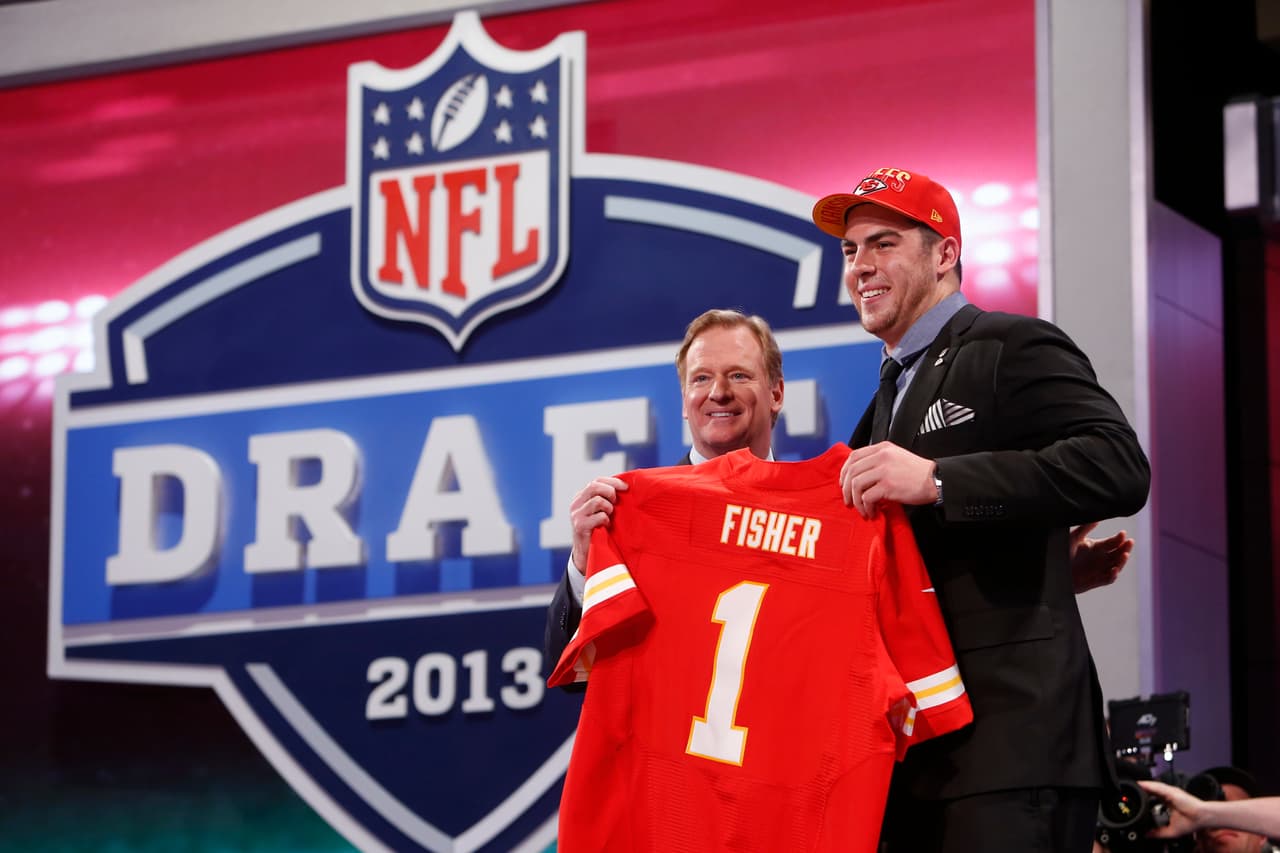 2013 — ERIC FISHER
<b>Kansas City Chiefs</b> | OT Central Michigan
<br>El liniero Eric Fisher, de Central Michigan, se encuentra con el comisionado de la NFL, Roger Goodell, después de haber sido seleccionado por los Kansas City Chiefs en la primera ronda del draft el jueves 25 de abril de 2013 en el Radio City Music Hall de Nueva York. (Foto AP / Jason DeCrow)