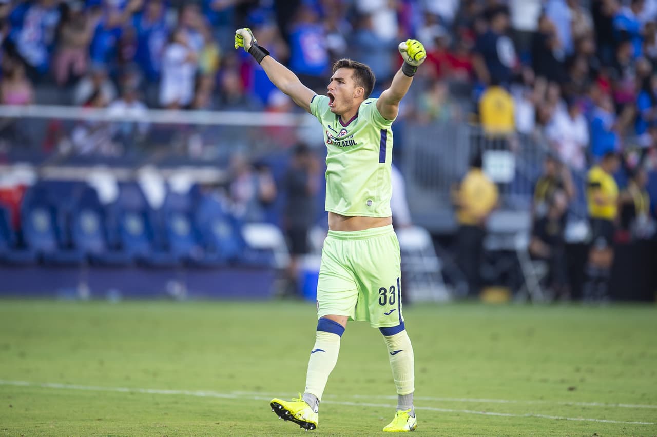 Julián Quiñones pasó de héroe a villano en cuestión de minutos, pues marcó el gol para empatar 2-2 en el tiempo reglamentario, pero voló el último cobro en los penales para darle el triunfo a Cruz Azul.