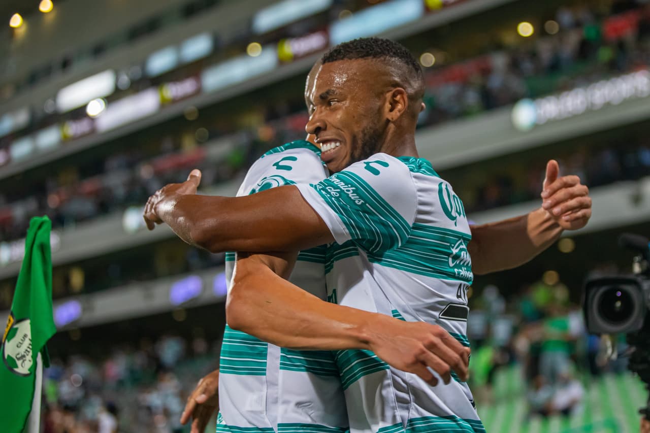 Santos no se despeinó y sin acelerar le pasó por encima a unos Gallos Blancos de Querétaro que se desfondaron desde el primer tiempo en un partido muy ligero para los de Guillermo Almada.