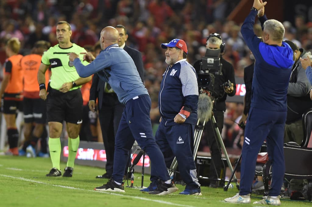 Sigue la fiebre maradoniana por el futbol argentino. En Rosario reciben como 'Dios' a Diego Armando Maradona. Gimnasia venció 0-4 a Newell's.