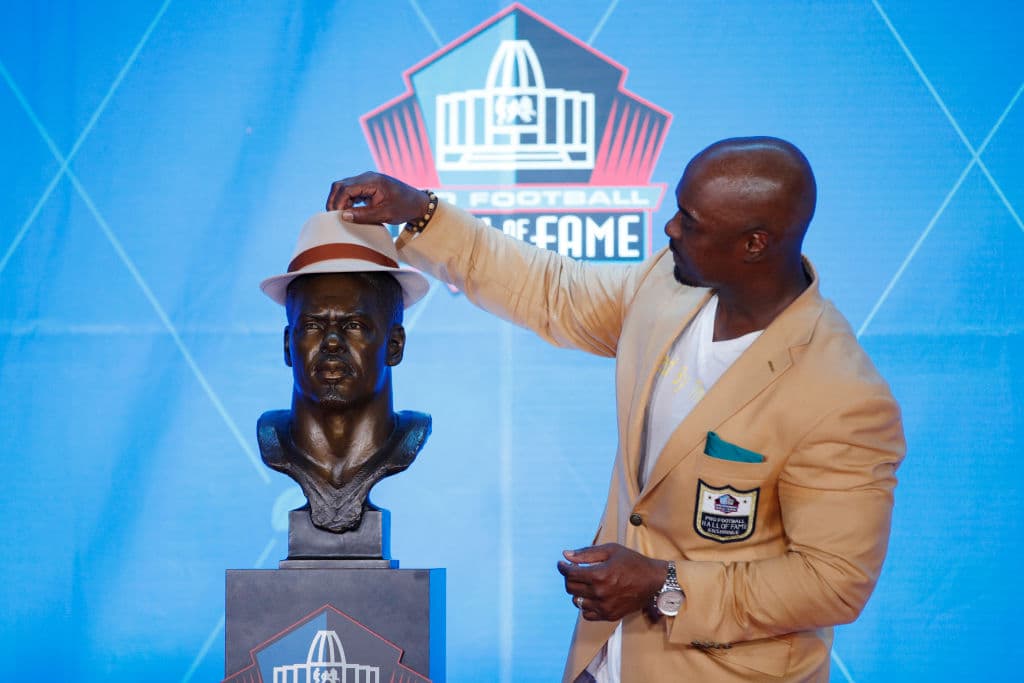 El profundo Brian Dawkins jugó 16 temporadas, 13 para los Philadelphia Eagles y 3 con los Denver Broncos. Completó 1.131 tacleos, 26 capturas de mariscal, 37 pases interceptados y provocó 37 balones sueltos.