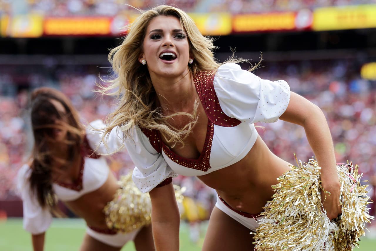 Ella es Kirsten, una belleza de segundo año de las Washington Redskins que podrás disfrutar con sus mejores tomas.