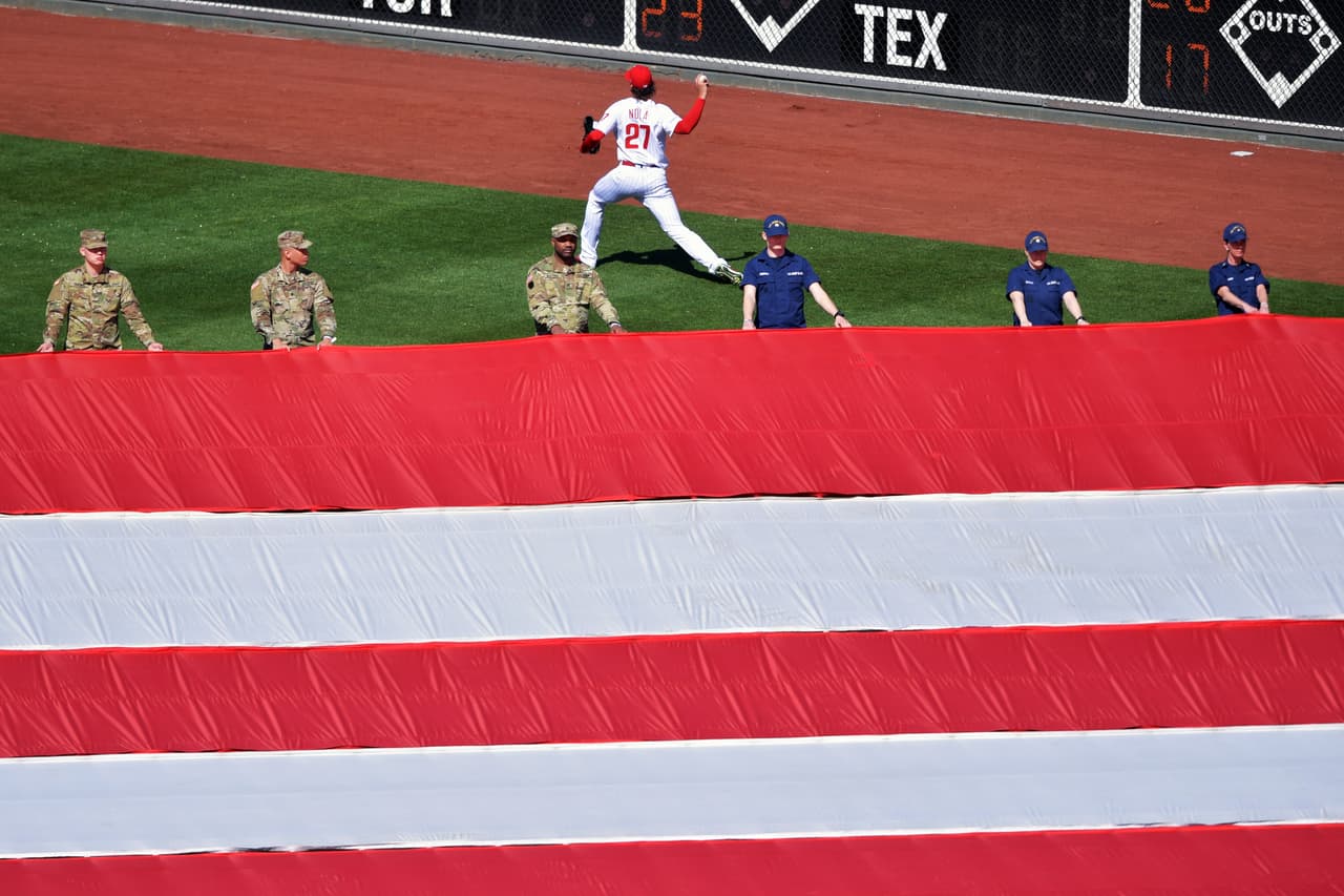 La fiesta en los partidos de comienzo de temporada de la MLB tuvo como ingrediente especial el colorido del que son elemento clave los protagonistas y los fanáticos en todos los escenarios.