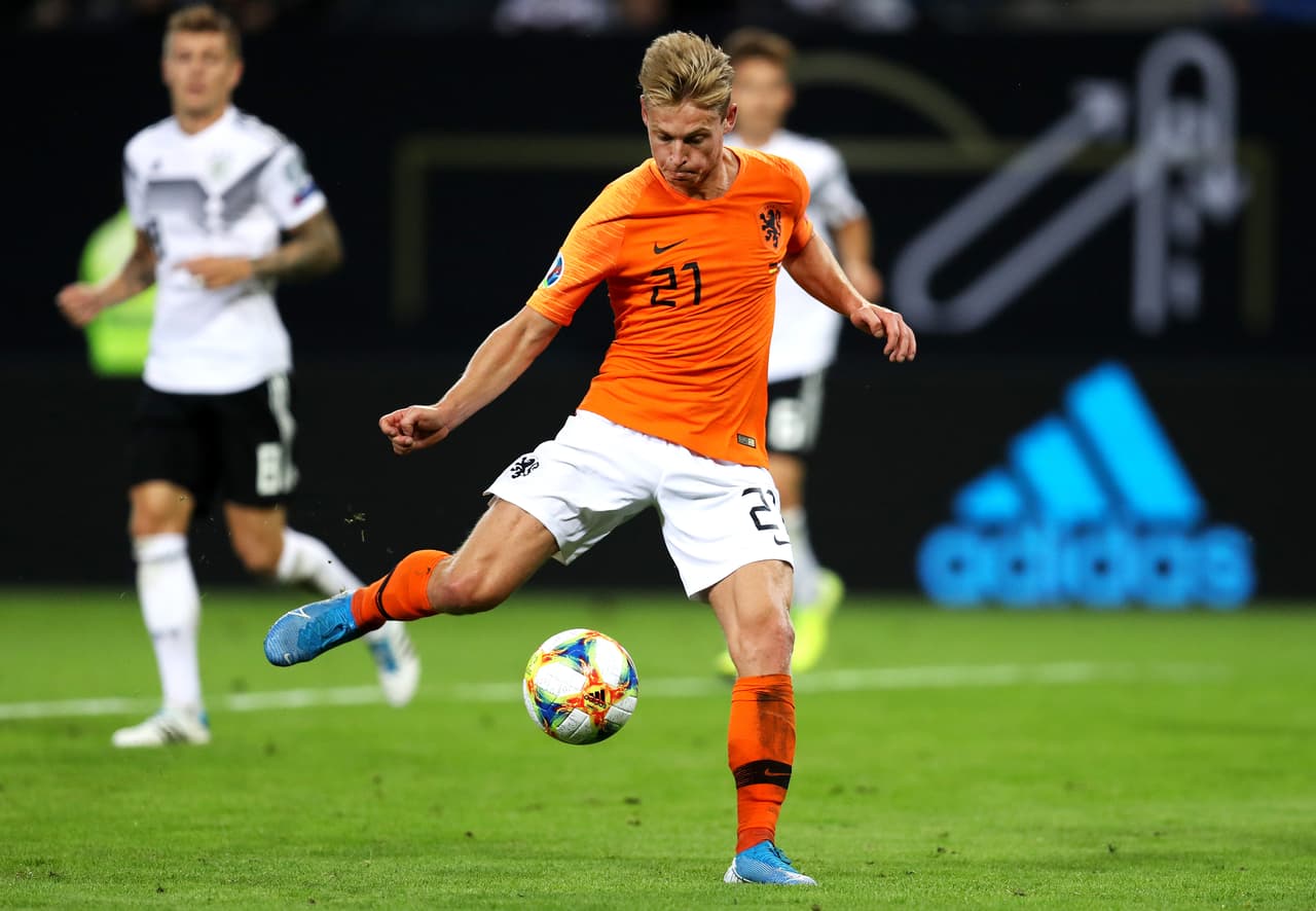 Alemania vencía 1-0 tras un gran primer tiempo pero Holanda mejoró con los cambios de Koeman y remontó en la segunda parte. Frenkie de Jong, Donyell Malen, Georginio Wijnaldum y un autogol de Jonathan Tah permitieron la remontada frente a los germanos que se adelantaron con gol de Gnabry y recortaron distancias gracias al penal bien ejecutado por Toni Kroos.