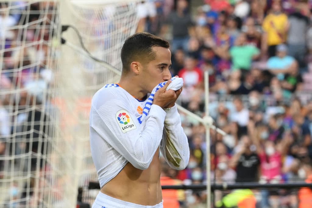 Real Madrid se impone, en el Camp Nou, durante un emocionate clásico ante el Barcelona 2-1 con anotaciones de David Alaba (32’) y Lucas Vásquez (90+3’) y, de último minuto, Sergio ‘Kun’ Agüero anotó por parte de los culés, durante la J10 de La Liga.