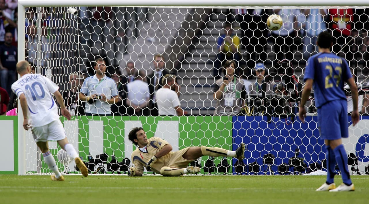 El cobro de penaltis al estilo Panenka consiste en rematar picando el balón una vez el arquero haya decidido el lugar a donde lanzarse. Se conoce así pues el primero en hacerlo fue el checo Antonín Panenka en la final de la Eurocopa contra Alemania Federal en 1976.