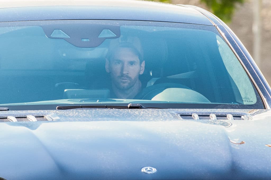 Lionel Messi está de regreso tras el posible rumor de que dejaría el club. Es la primera sesión en la que el delantero argentino y Ronald Koeman, trabajarán juntos.