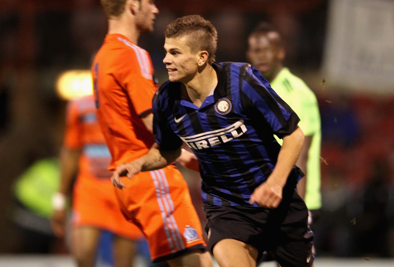 Canterano del Inter, empezó a debuar muy joven en la categoría Sub-19. Fue cedido al Genoa, Piacenza y Treviso antes de pasar al primer equipo 'nerazzurri'.